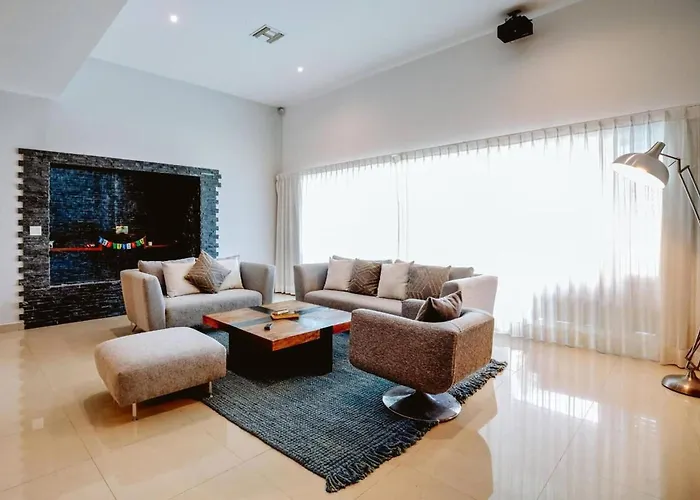 Incredible Spacious Just Steps From The Sea Apartment *